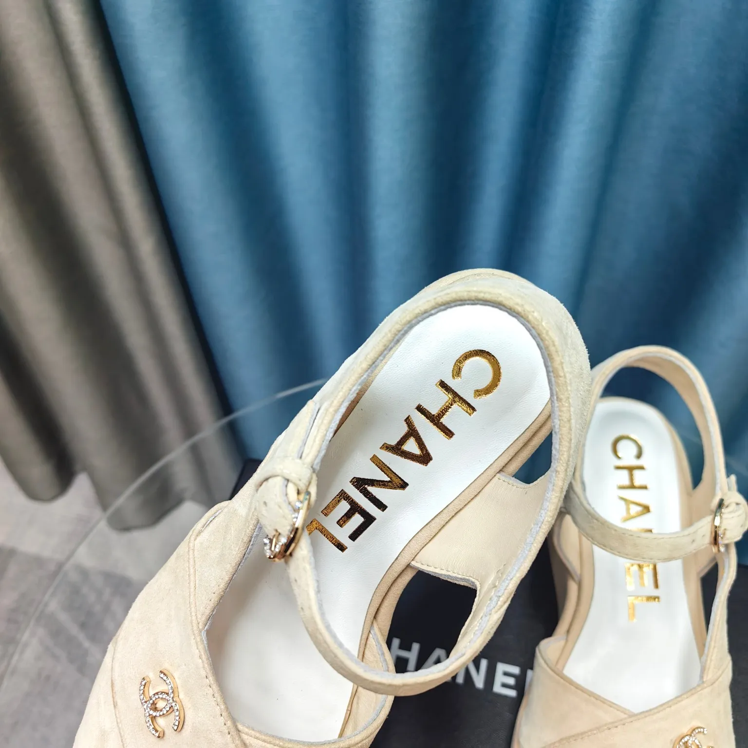 👟👟Ex-factory price 540👟👟 Top version Chanel/Chanel 24ss thick-soled lame-heeled sandals Material ☑️Fabric: patent leather/sheep ☑️Lining: sheepskin ☑️Outsole: original outsole ☑️Heel height: 7.5cm ☑️Number of yards: 35-40